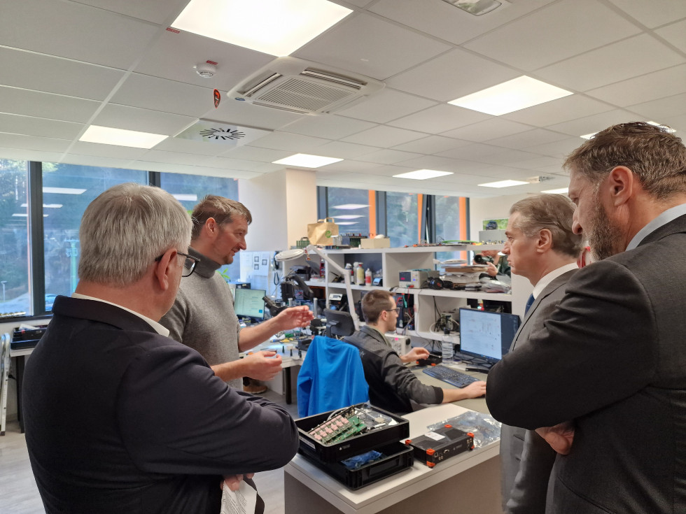 Soustanovitelj podjetja Jure Knez premierju Golobu ter ministroma Boštjančiču in Hanu predstavlja proizvodnjo