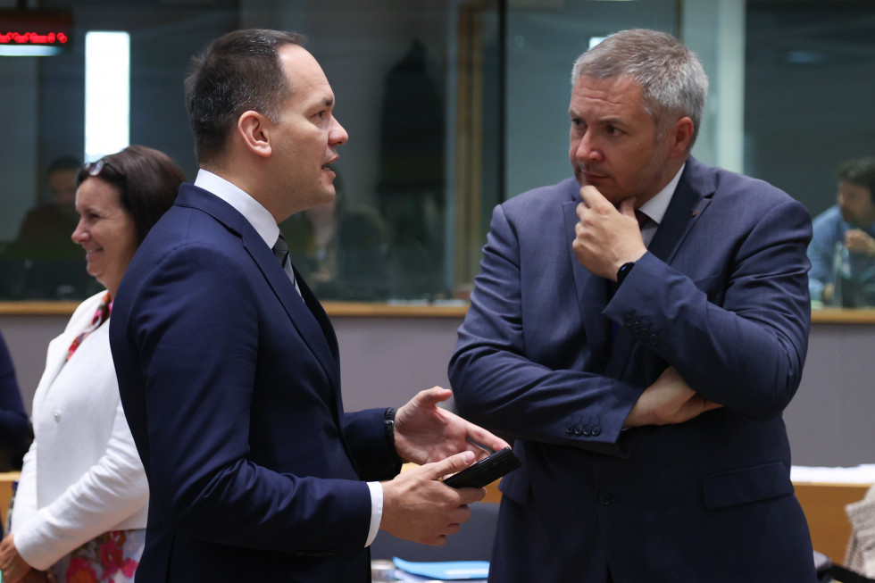 državna sekretarja med pogovorom