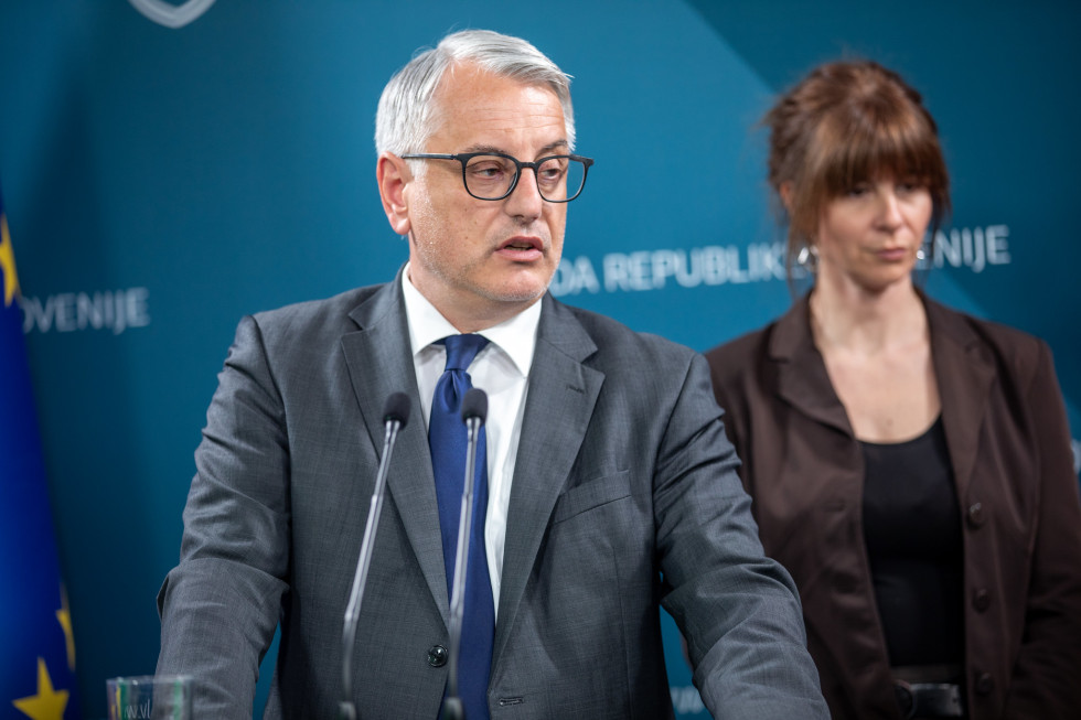 Han pred mikrofonom
