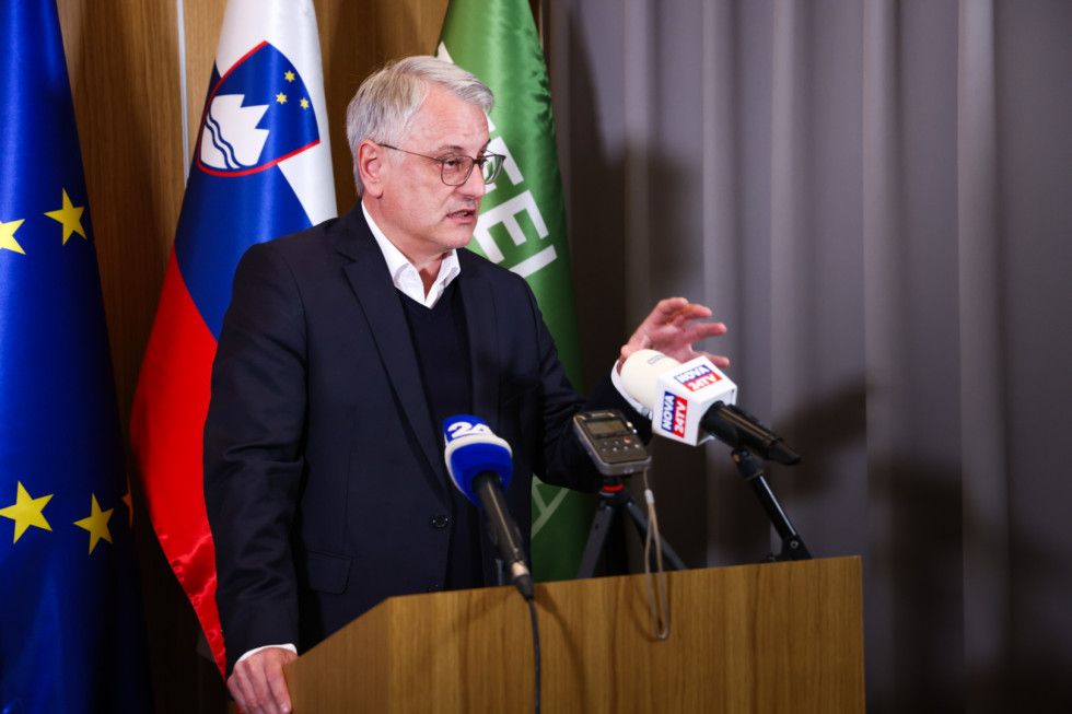 Minister Han za govorniškim pultom