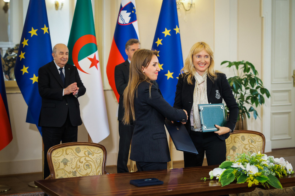 Predstavnici Alžirije in Slovenije se rokujeta