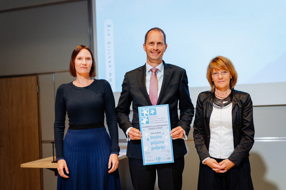 Mitja Blaganje s podeljevalkama in certifikatom v roki