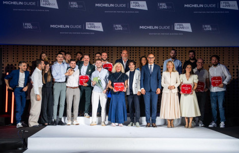 Žan Kolman (22) (A group of people standing on stage and posing for photos.)