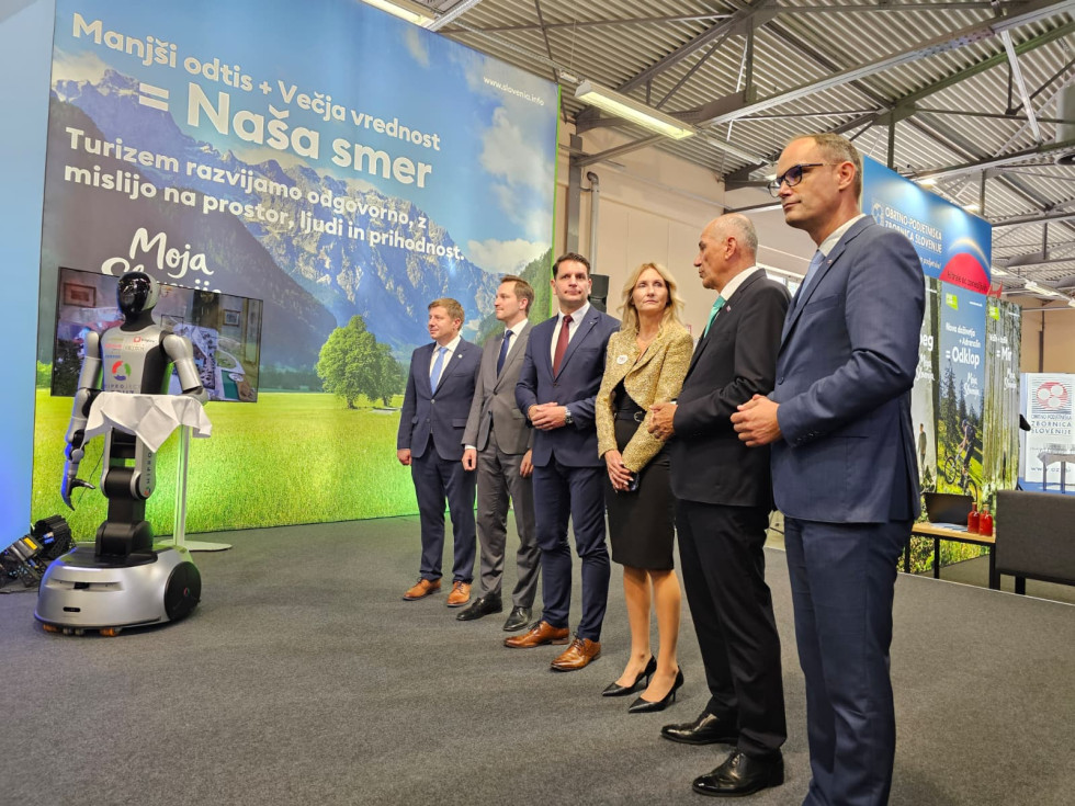 Minister dr. Anže Logar z delegacijo med ogledom razstavnega prostora