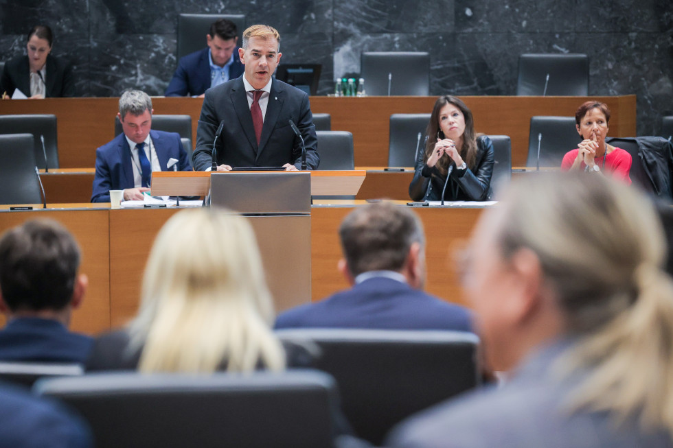 Državni sekretar med nagovorov v veliki dvorani Državnega zbora Republike Slovenije.