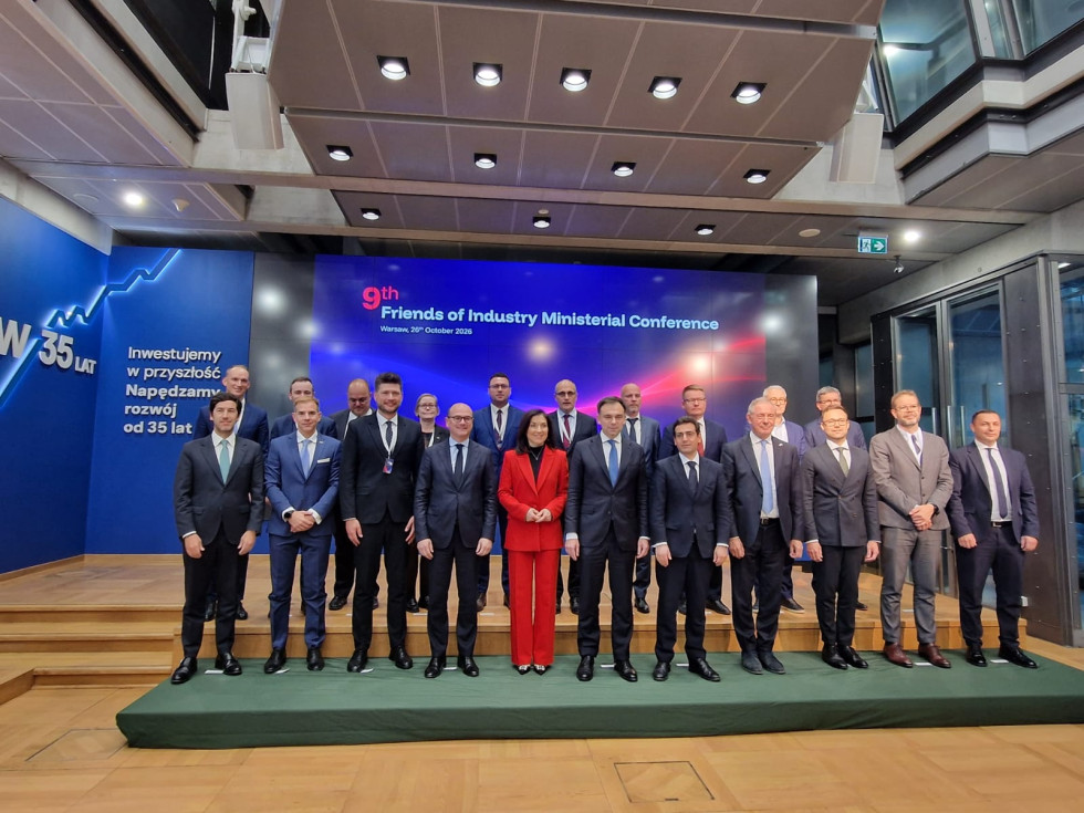 Skupinska fotografija devetega ministrskega srečanja Prijateljic industije