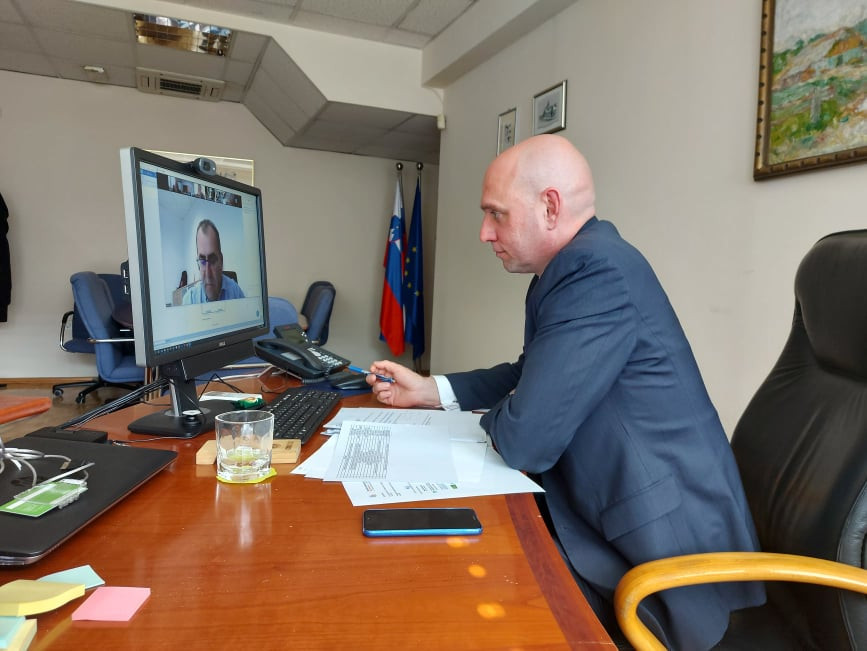 Simon Zajc za mizo spremlja sejo preko zaslona zaslon