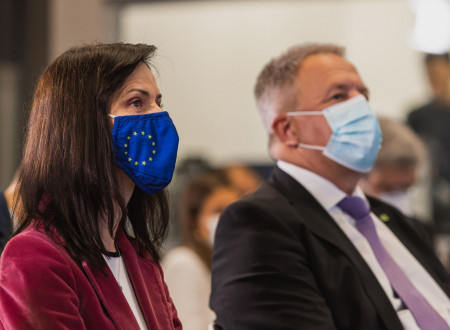 Evropska komisarka Mariya Gabriel in minister Zdravko Počivalšek na konferenci Next Round.