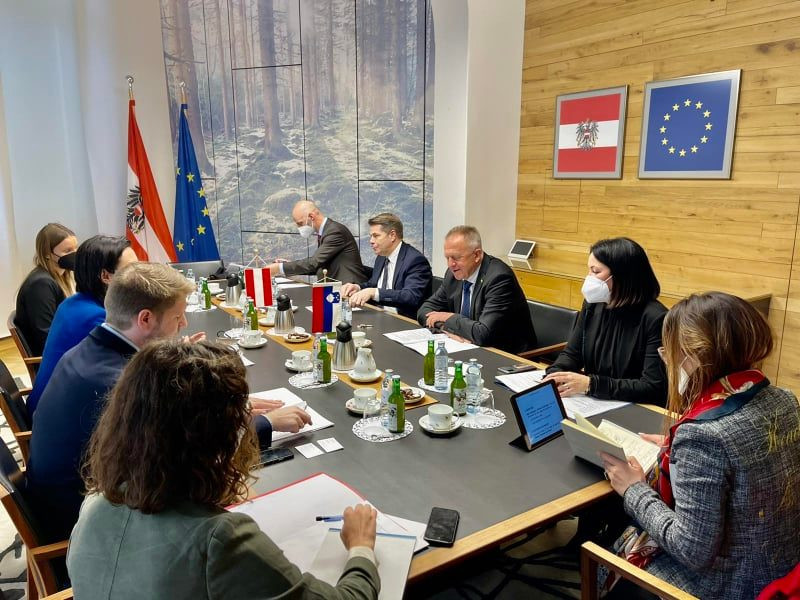 Minister in delegacija za sejno mizo med sestankom