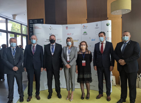 Na sliki iz leve proti desni: Bernard Šrajner, Željko Kolar, Zdravko Počivalšek, Nikolina Brnjac, Ivana Kolar, Dragan Kovačević, Kristjan Staničić.