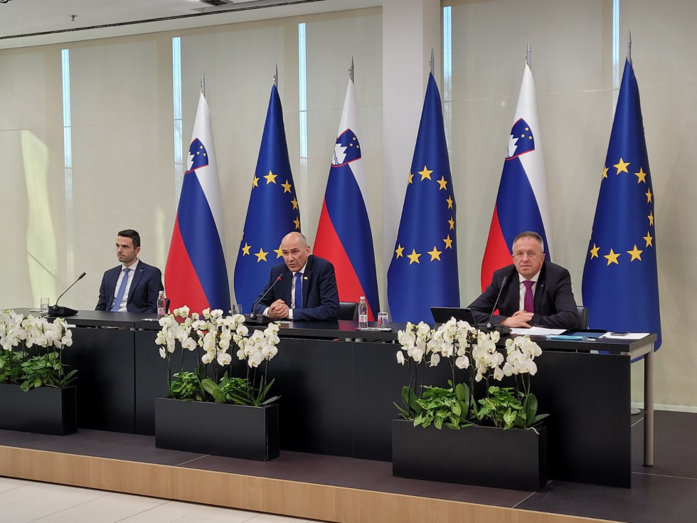 Z leve proti desni: Podpredsednik VRS Matej Tonin, Predsednik VRS Janez Janša in Podpredsednik VRS Zdravko Počivalšek.