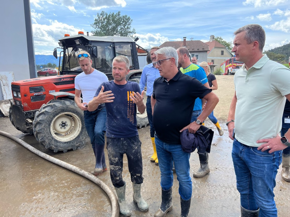 Minister Matjaž Han na terenu med oškodovanci avgustovskih poplav, zunaj, na poplavljenem območju, v pogovoru z oškodovancem. 
