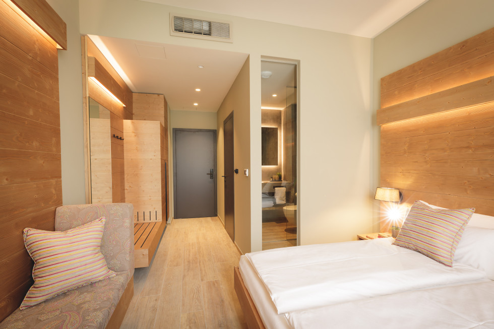 hotelska soba v lesu
