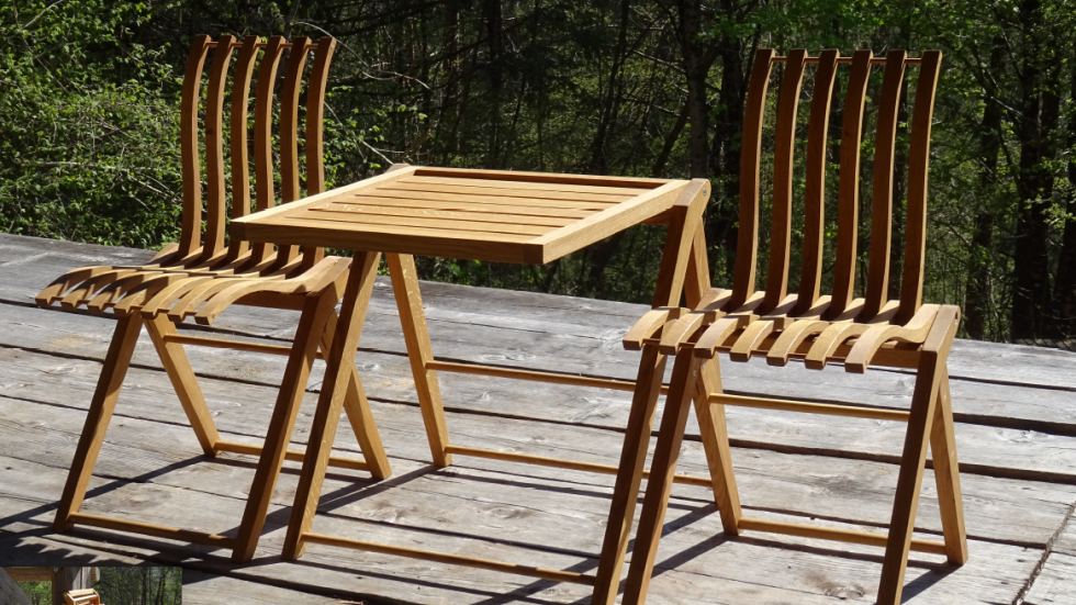 Lesena miza in dva lesena stola