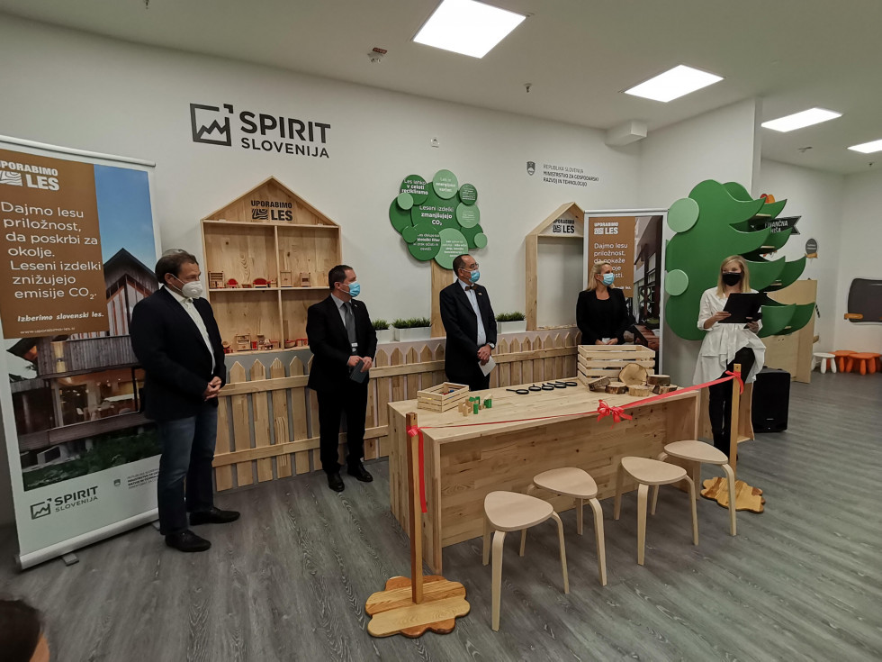 Predstavniki vlade v lesarski delavnici ob njeni otvoritvi v igralnici Mini city