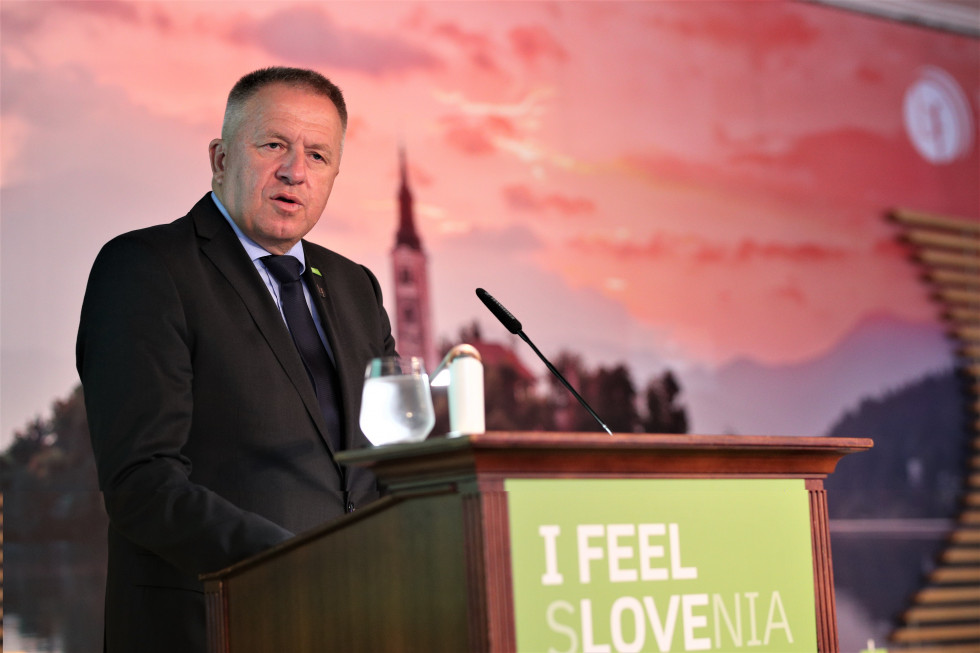 Minister Počivalšek na panelu o turizmu za govorniškim pultom, Blejski strateški forum 2019
