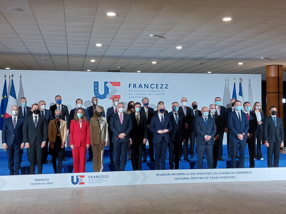 Ministri, ki stojo pred logotipom francoskega predsedstva Svetu EU