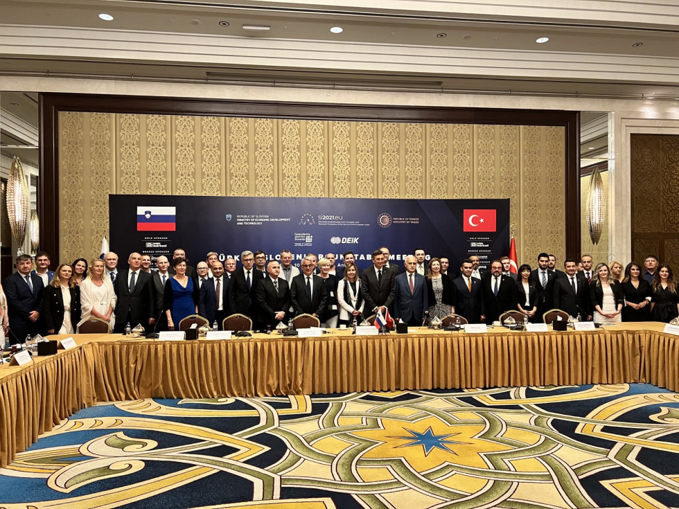 Gospodarski minister Matjaž Han na skupinski fotografiji vseh udeležencev poslovne konference