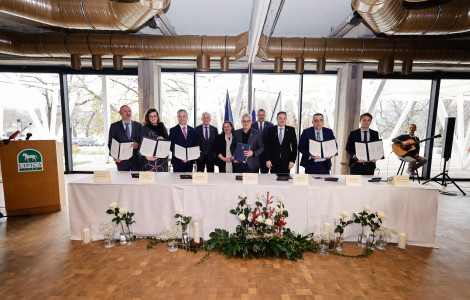 nebojsa tejic 5 (podpisniki stoje v rokah držijo podpisane sporazume in stojijo za dolgo belo mizo)