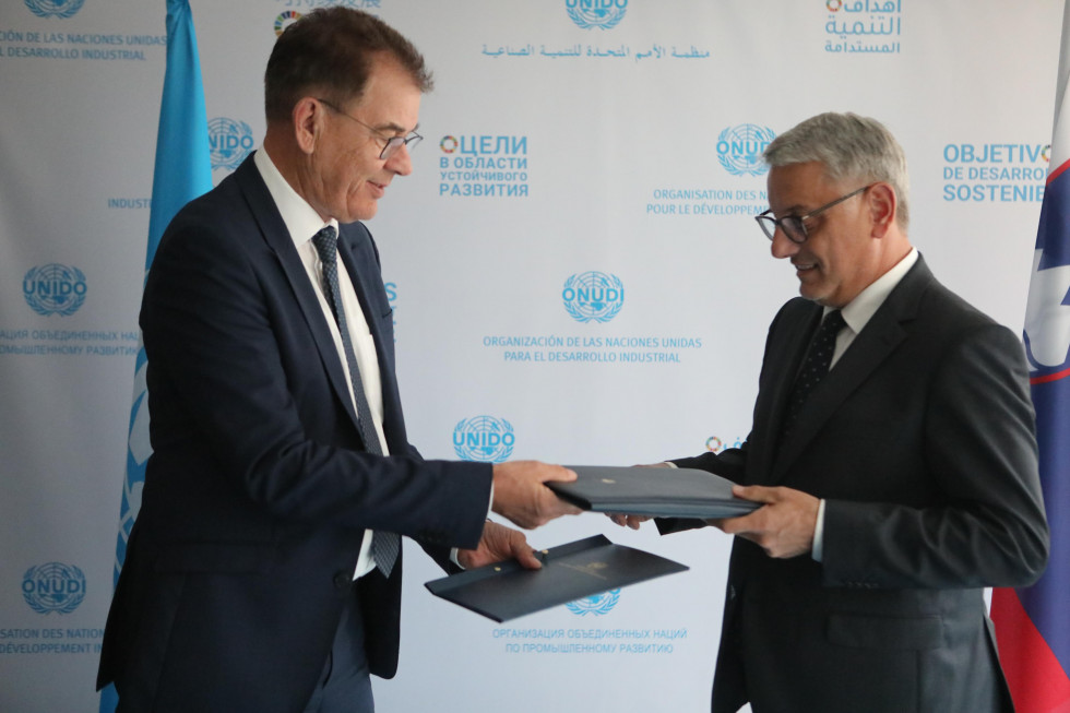 Folder exchange between director general UNIDO and Slovenian minister