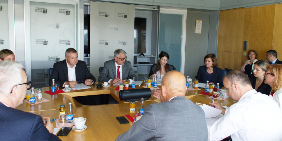Vodstvo ministrstva in Gospodarske zbornice Slovenije med sestankom za okroglo mizo