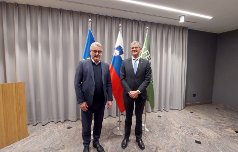 20230118 090105 (Minister Han and Director Saccoccia in front of the flags)