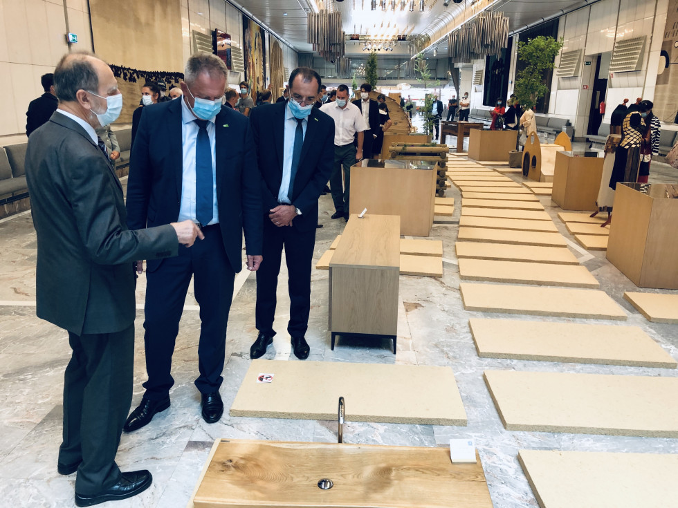 Minister  Počivalšek si je ogledal lesene izdelke