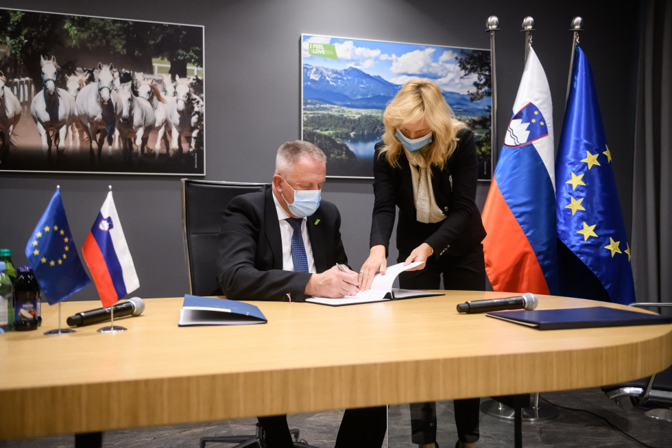 Minister Počivalšek podpisuje Pridružitveni sporazum z Evropsko vesoljsko agencijo.