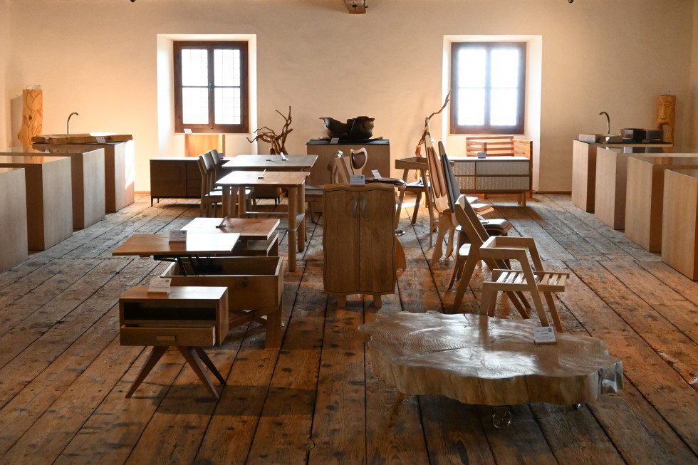 Leseni izdelki: stoli, mize, omarice.