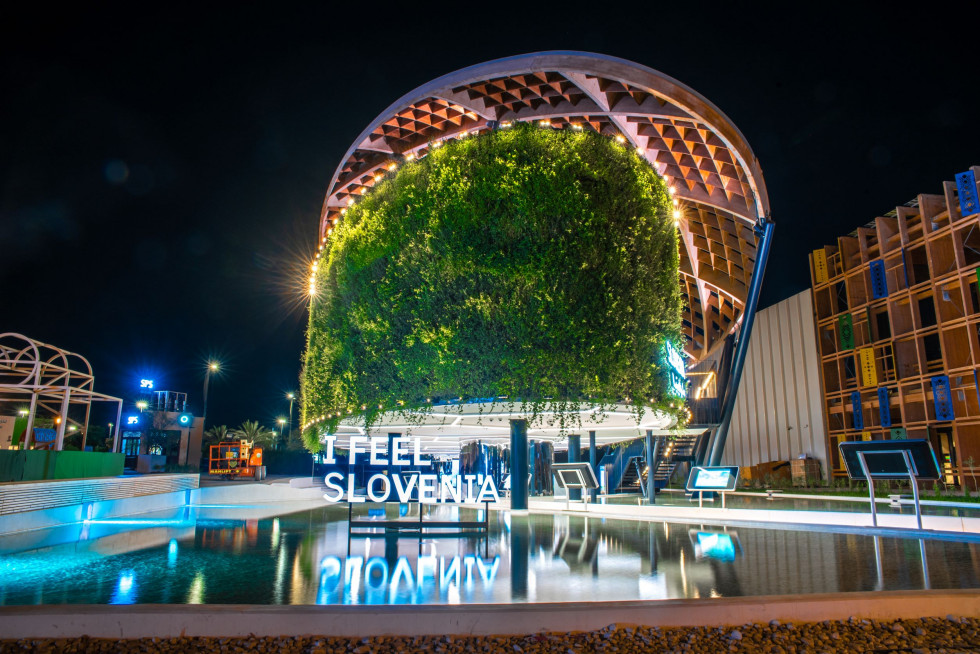 Slovenski paviljon na Expo 2020 Dubaj ponoči