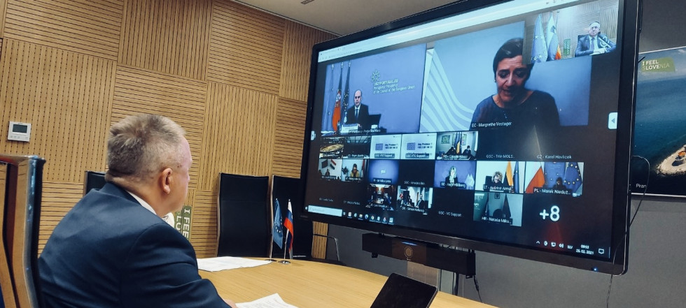 Minister Zdravko Počivalšek med videokonferenco ministrov