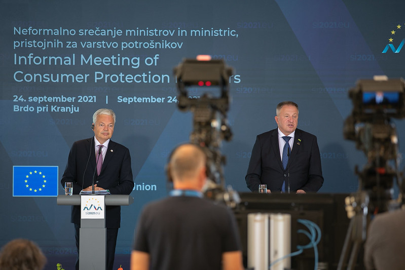 Minister Zdravko Počivalšek in komisar Didier Reynders na novinarski konferenci.