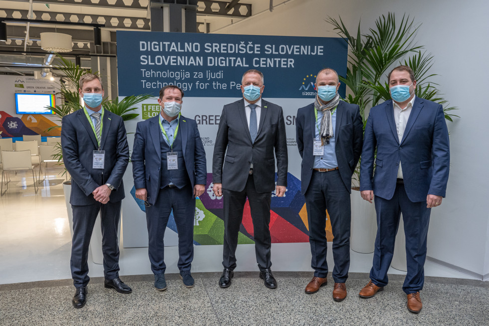 Predstavniki partnerjev in gostje na konferenci V tranzicijo z ambicijo.