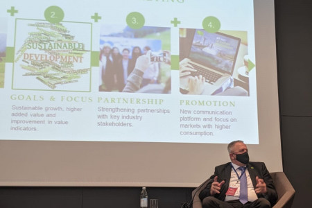 Minister Počivalšek v razpravi na panelu.