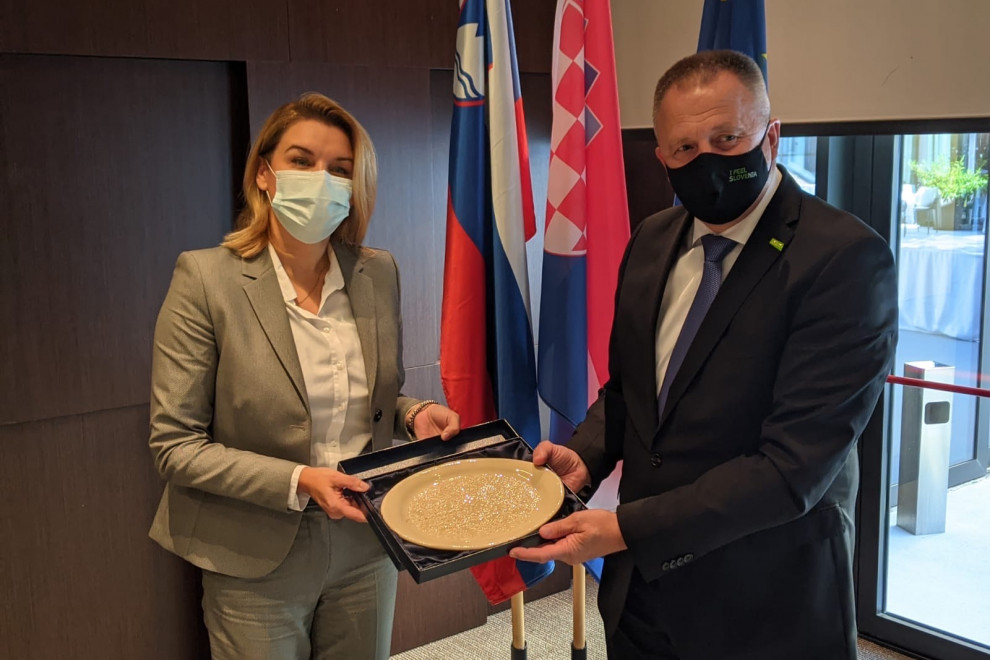 Minister Počivalšek predaja protokolatno darilo hrvaški ministrici za turizem in šport, dr. Nikolini Brnjac.