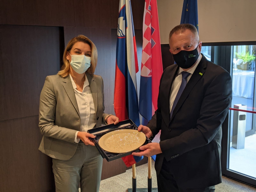 Minister Počivalšek predaja protokolatno darilo hrvaški ministrici za turizem in šport, dr. Nikolini Brnjac.