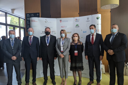 Na sliki iz leve proti desni: Bernard Šrajner, Željko Kolar, Zdravko Počivalšek, Nikolina Brnjac, Ivana Kolar, Dragan Kovačević, Kristjan Staničić.