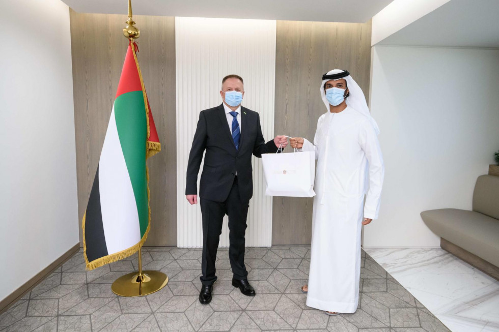 Minister Zdravko Počivalšek in minister za gospodarstvo Združenih arabskih emiratov Abdull Bin Touq Al Marri ob predaji protokolarnega darila.