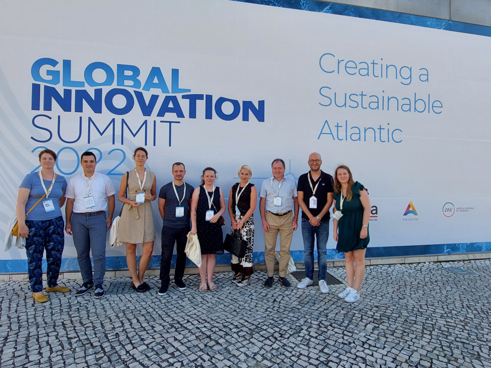 Člani slovenske delegacije pred panojem Global innovation summit