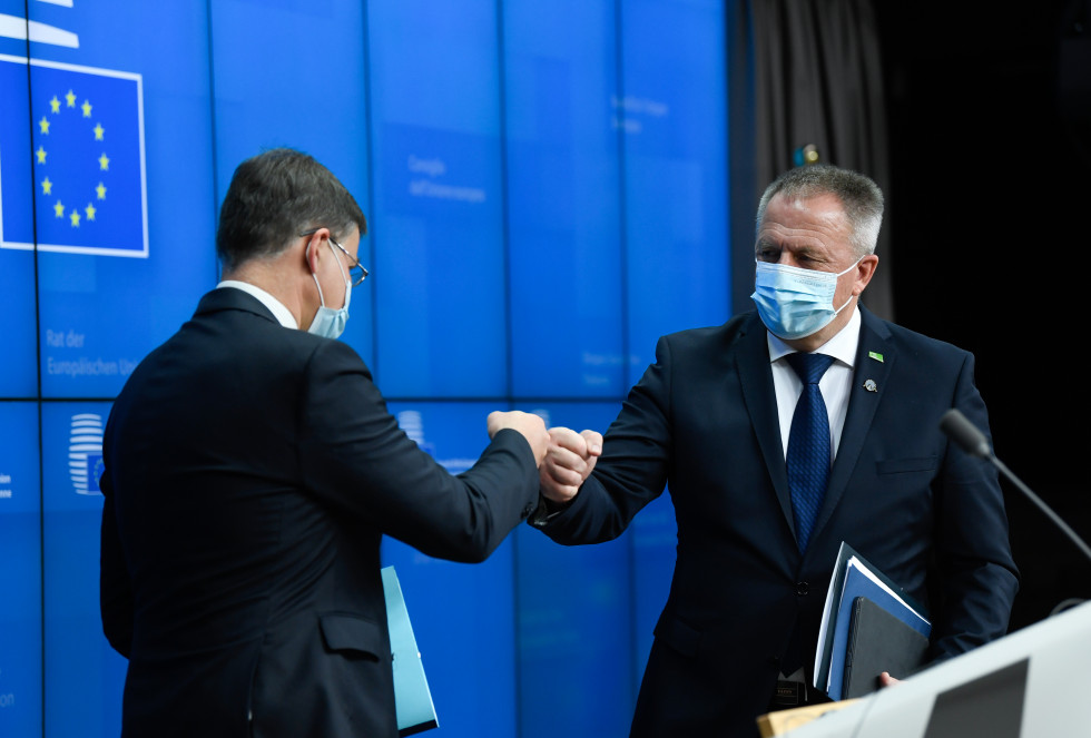 Arhivska fotografija: Minister Zdravko Počivalšek in izvršni podpredsednik ter evropski komisar Valdis Dombrovskis, Bruselj, 11. november 2021, Svet za zunanje zadeve v sestavi trgovinskih ministrov.