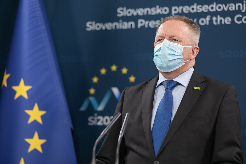 Minister Zdravko Počivalšek na novinarski konferenci ob predstavitvi dosežkov predsedovanja z gospodarskega področja.