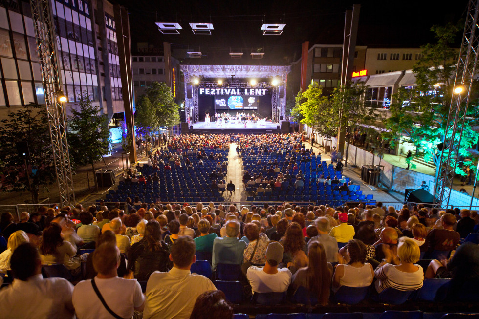 Pogled s ptičje perspektive na koncert na prostem ponoči