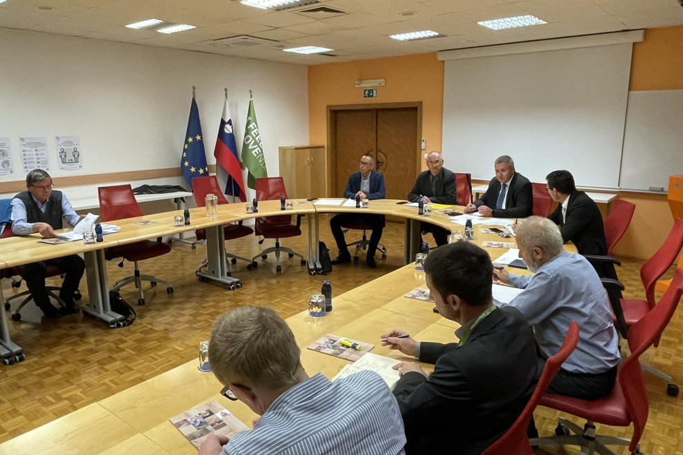 Predstavniki lesnopredelovalne verige na sestanku za okroglo mizo