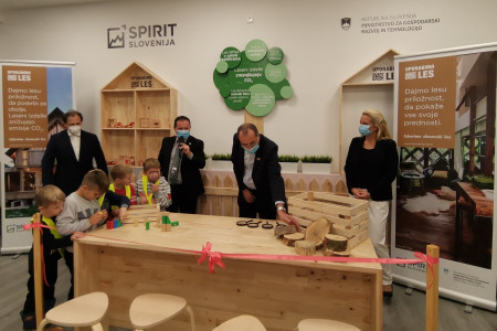 Predstavniki ministrstev in igralnice Mini city ob otvoritvi lesarske igralnice