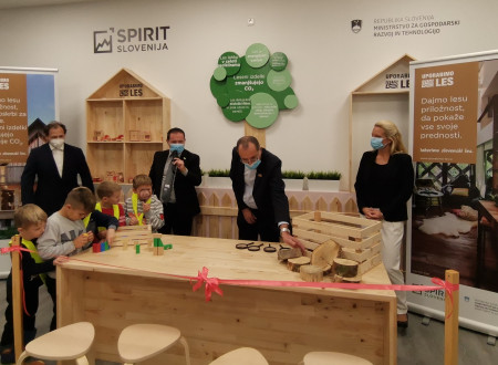 Predstavniki ministrstev in igralnice Mini city ob otvoritvi lesarske igralnice