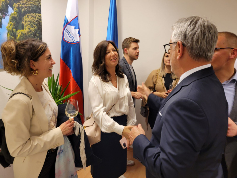 minister med pogovorom pri slovenski zastavi