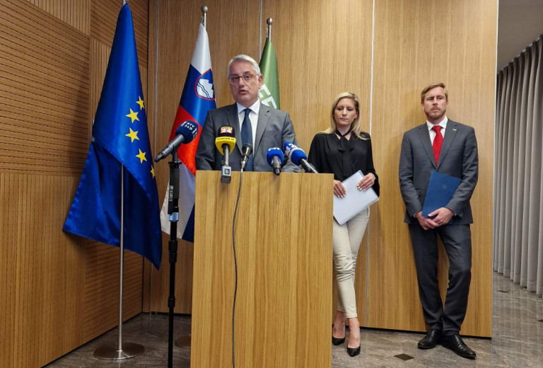 Minister Han: »Magna bo vrnila celotno finančno spodbudo in ostaja v Sloveniji«