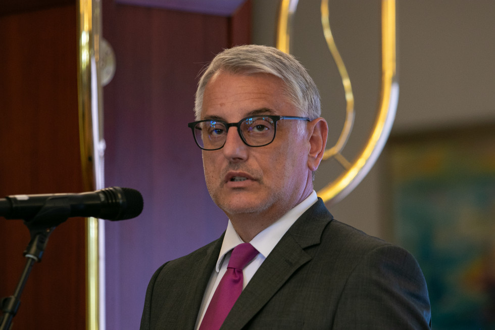 minister Han za mikrofonom