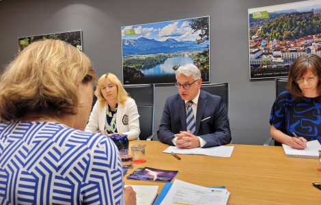 20230719 100611 (Minister Matjaž Han and Tanja Permozer at a meeting)