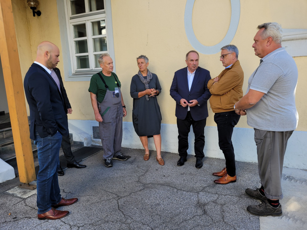 Minister Han v pogovoru z vodstvom podjetja MLM